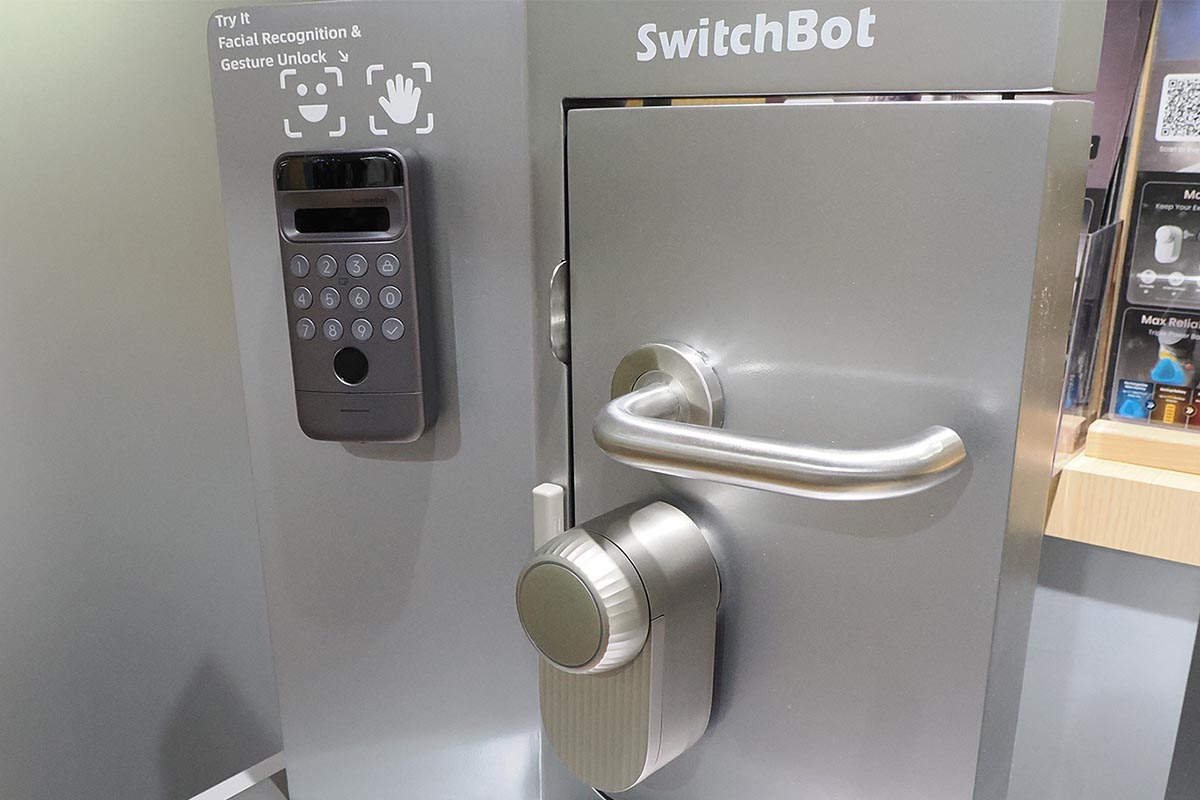 スマートロックシステム、右がLock Ultra Max、左がKeypad Vision Pro