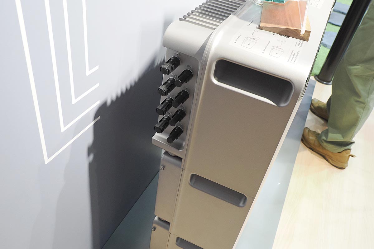 側面にソーラーパネルと接続する4基のMPPTを搭載