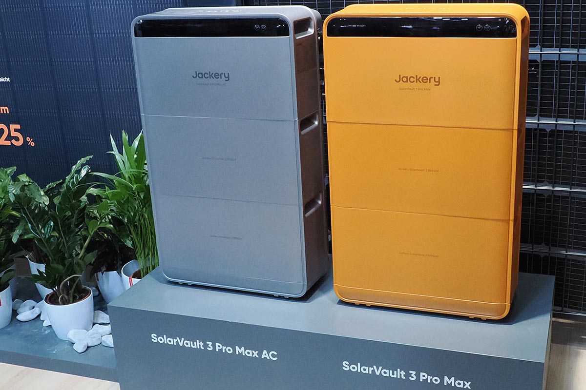 Jackeryカラーでおなじみオレンジ色の展示も