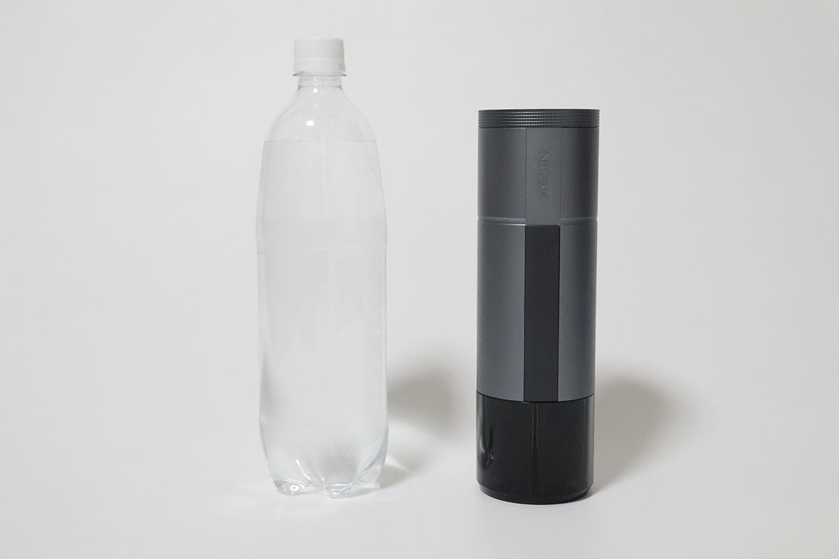 本体サイズは73×236mm(直径×高さ)、重量は990g、水タンク容量は最大80ml、粉コーヒー容量は最大14g