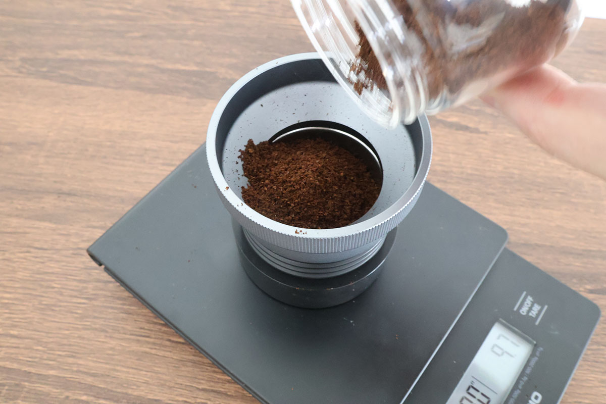 アダプターにドージングリングを装着し、コーヒー粉を投入しているところ