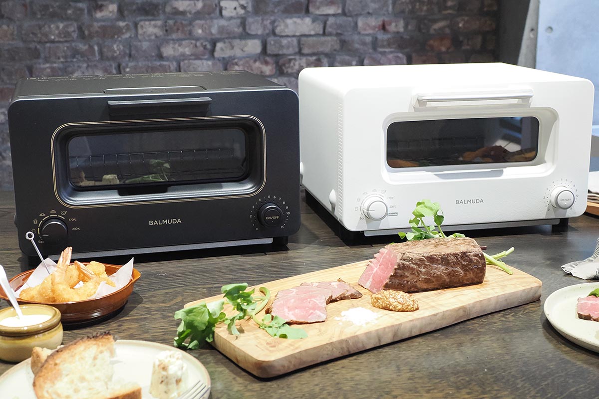 右が標準モデルのBALMUDA The Toaster、左が上位モデルのBALMUDA The Toaster Pro