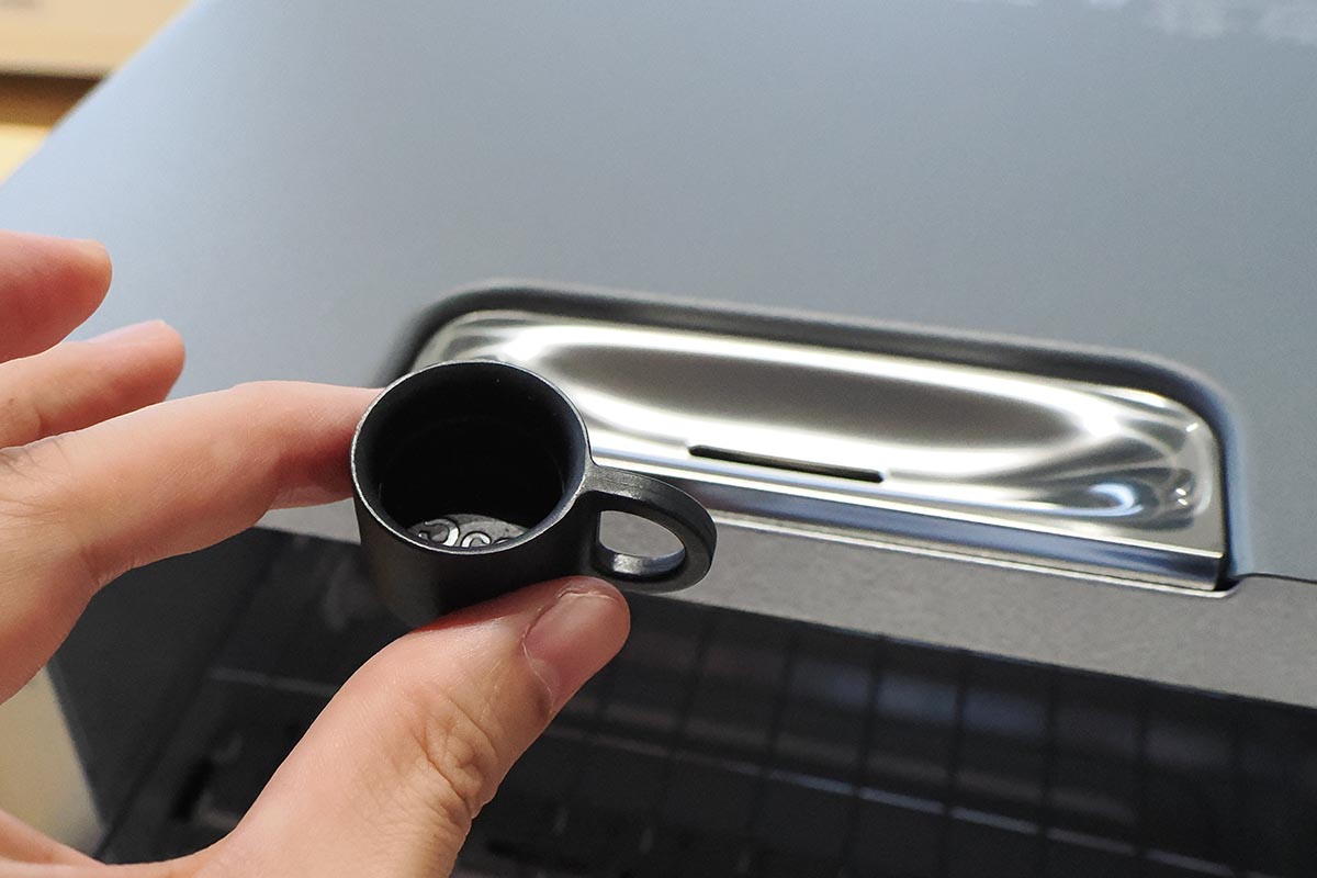 ミニカップで水を注いでから焼くスタイル