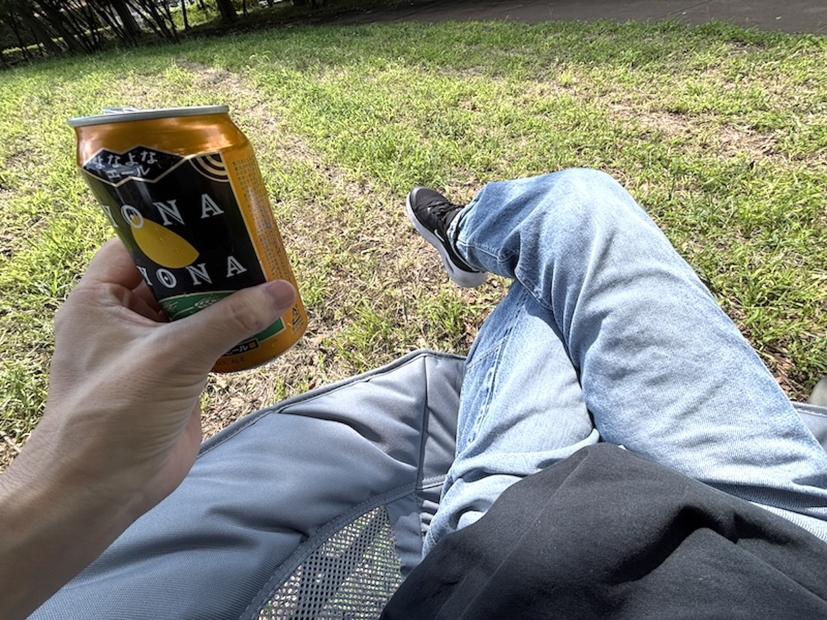 ひじ掛けがあるのは楽。ドリンクホルダーはないので、飲み用途にはサイドに小さなテーブルがほしい