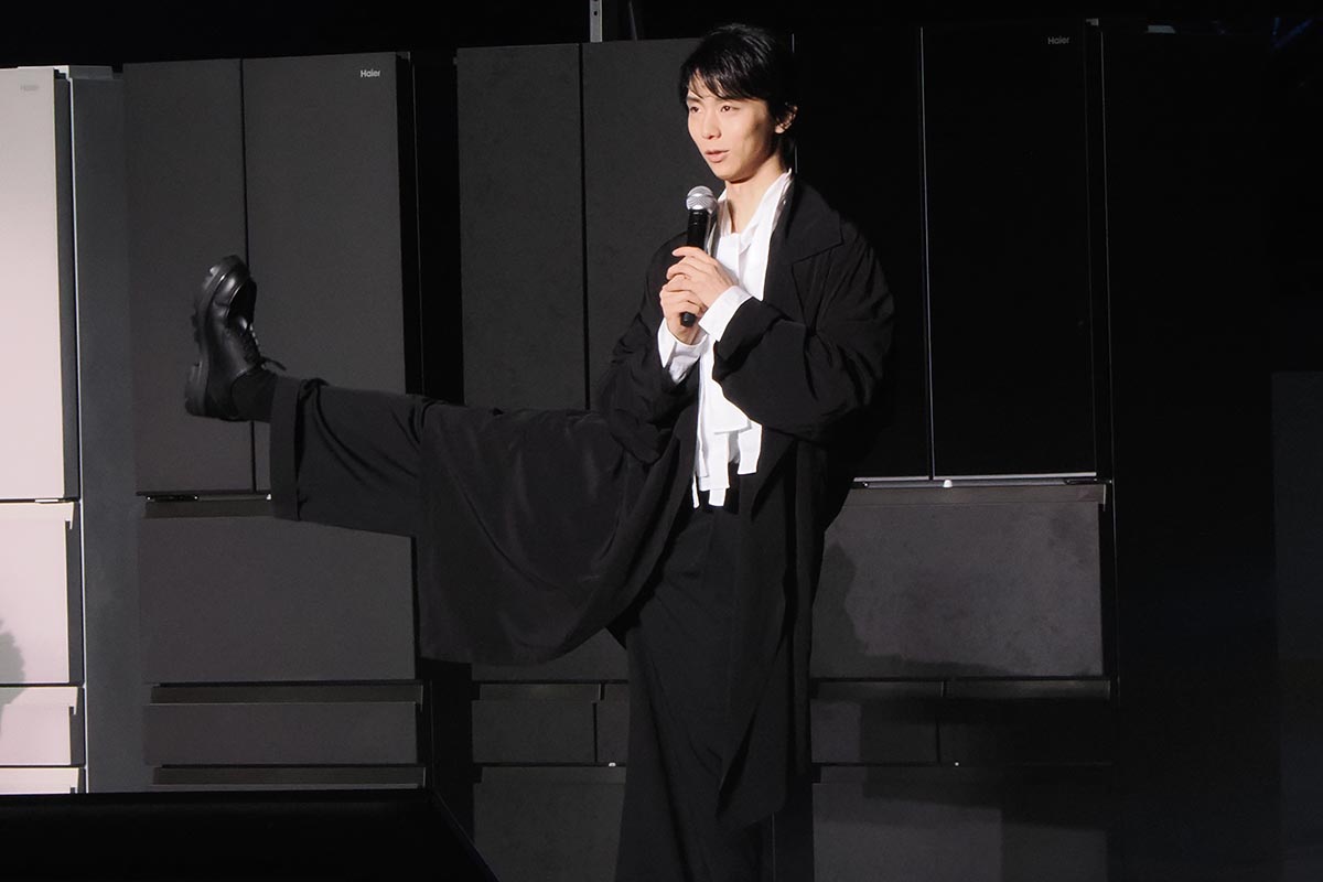 CM撮影時は、足を90度に上げるポーズにもこだわったという