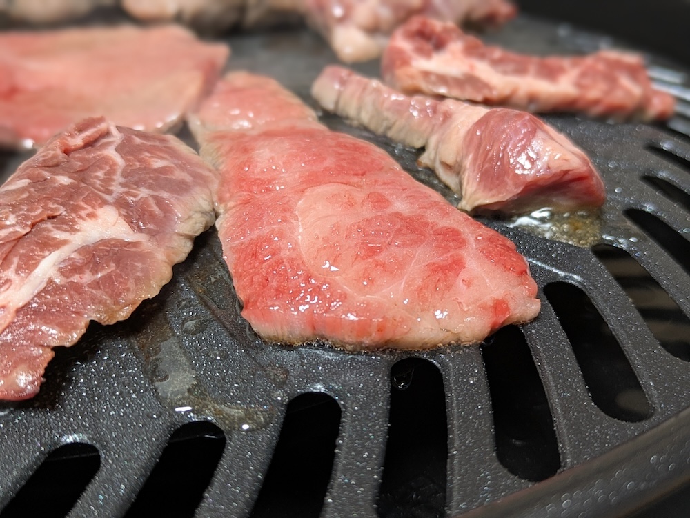 肉の脂がどんどん下に落ちていくのが確認できます