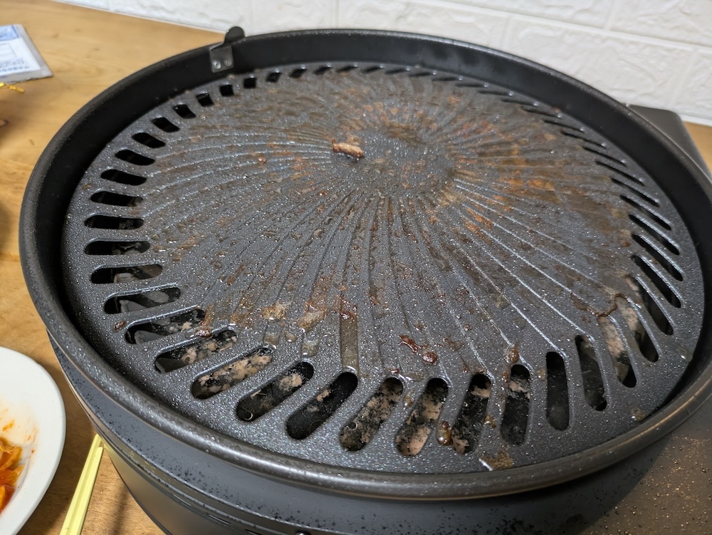 肉を焼いた後のプレート。フッ素加工が施されているため、焦げ付きも簡単に落ちます