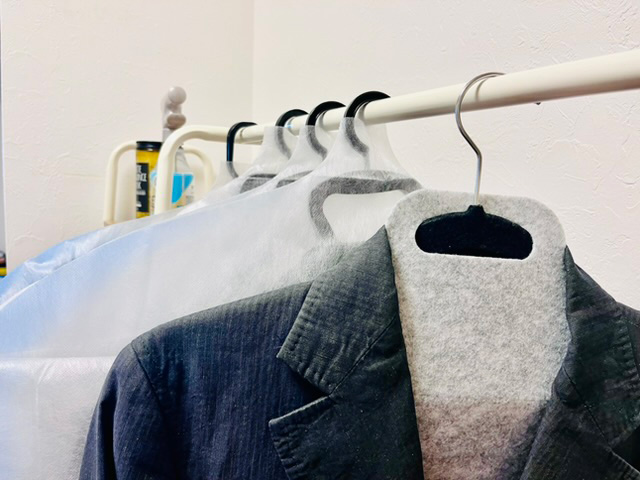 不織布製の衣類カバーでホコリや色あせから大切な服を守りましょう