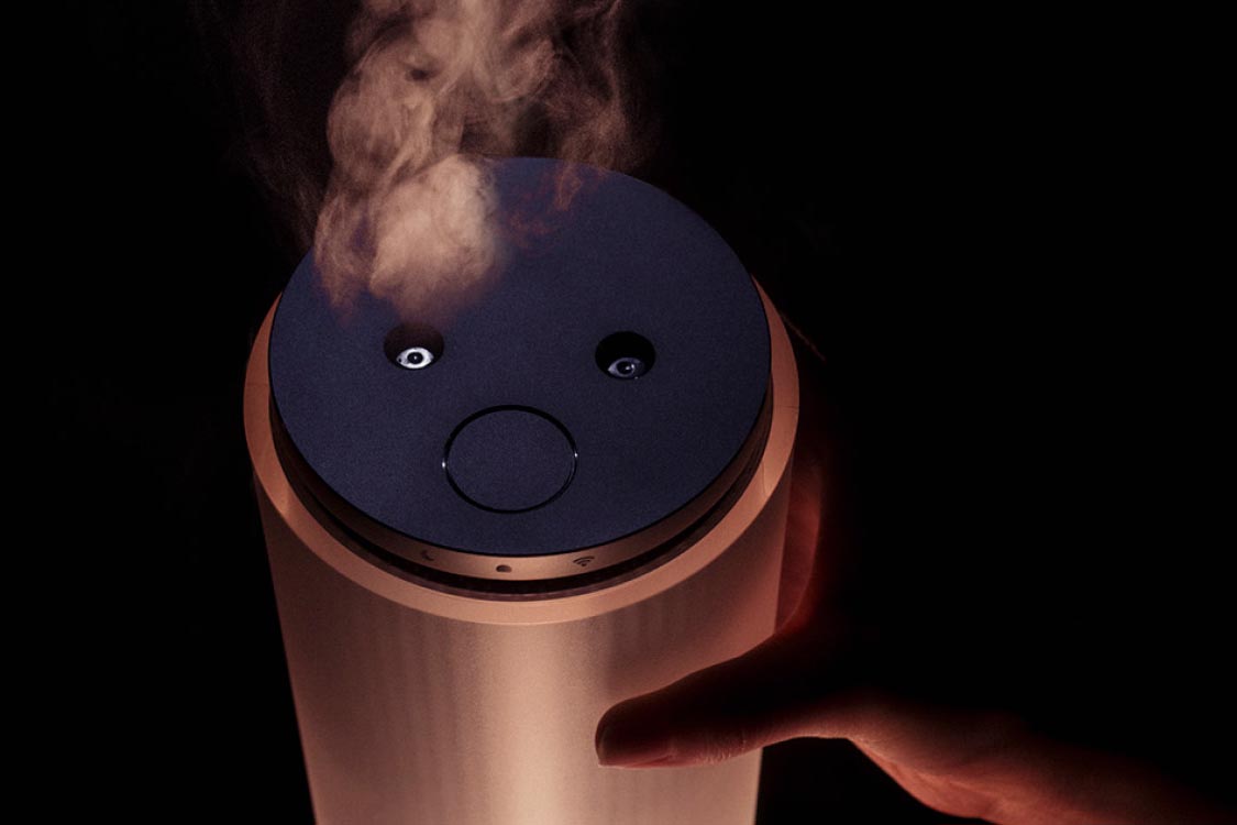 カドー(cado)の「BRAIN SLEEP CLOCK」。光と香り、音で入眠や起床のリズムを整える手助けをするという家電です