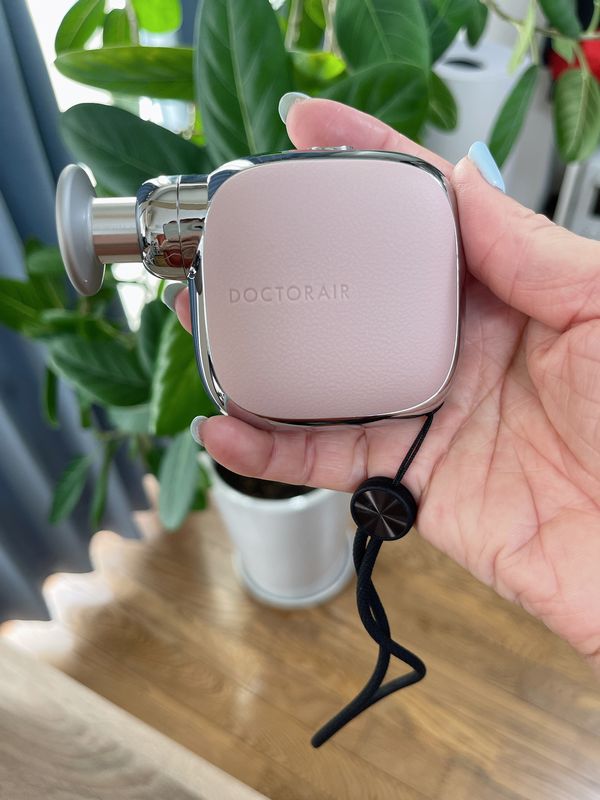 ドクターエア「エクサガン ポケットREG-11」6,930円。カラバリは写真のグレイッシュピンクのほかに、グレイッシュブルー、ホワイト、ブラックと全部で4種類。別売で3つのオプションパーツあり