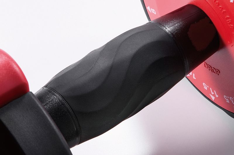 ウェーブ形状のラバーグリップを採用