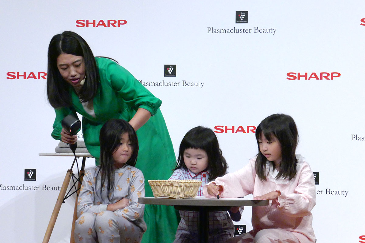 自身も3姉妹を育てる横澤さん。普段、子供たちは「熱い! うるさい!」とドライヤーを嫌がるそうだが、今回使用したソフトモードは穏やかな風量・温度で子供の髪を乾かしやすくなっている