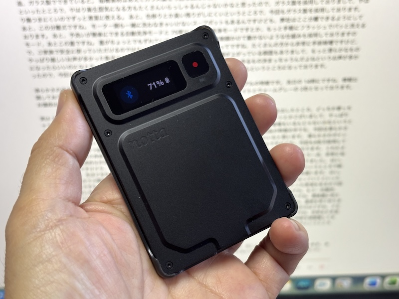 Notta「Notta Memo Pro」。本体サイズは77.2×56×3.9mm(幅×奥行き×高さ)、重量30g。マグネットケースに入れた状態でも薄いので、普段からこの状態で持ち運んでいる