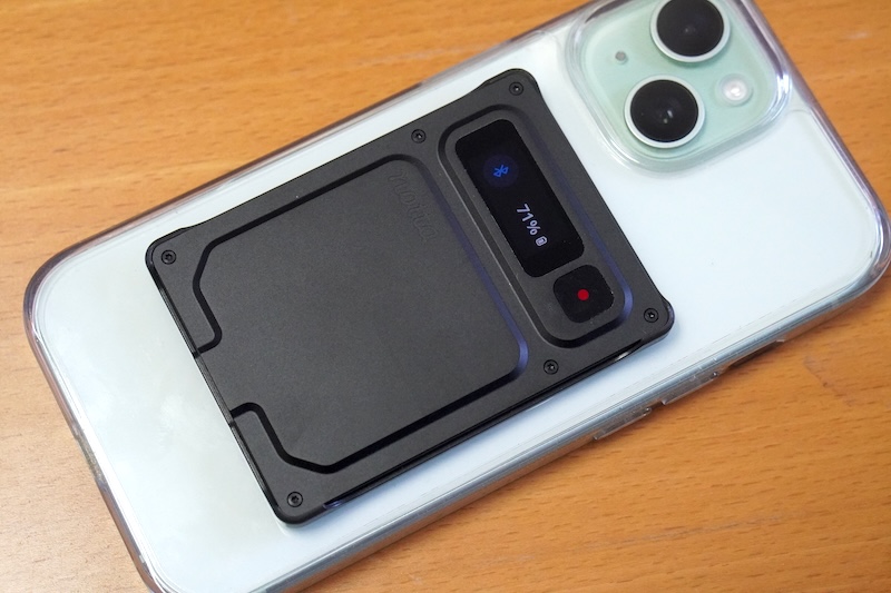 マグネットケースに入れればスマホの背面に貼り付けて携帯・使用できる。一般の録音モードと、骨伝導マイクを使ってスマホ通話を録音するモードは、自動認識されるように進化している