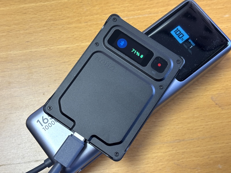 薄いのにUSB Type-Cポートを搭載。スマホなどとケーブルを共有でき、モバイルバッテリーで充電可能
