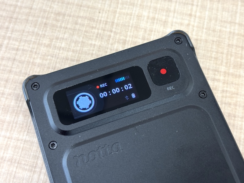 録音が開始されたときの画面。RECや録音時間は継続して表示される。バッテリーの残量やWi-Fi、Bluetoothへの接続状況も一目瞭然