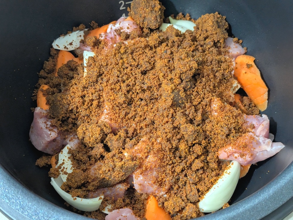 野菜、肉、カレールー、水などのすべての食材を内なべに入れる