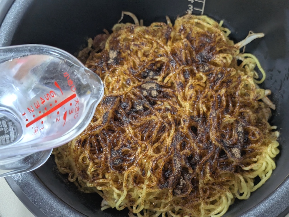 食用油、野菜、豚肉、麺、ソース(粉タイプの場合は水を回しかける)の順に投入