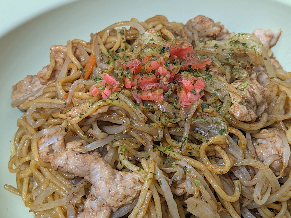 焼きそばも最後は手作業で全体を混ぜ合わせる必要があると感じた