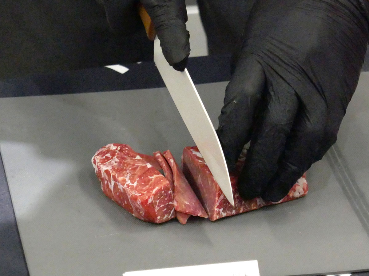 解凍モードを使えば冷凍肉も包丁で切れる硬さに