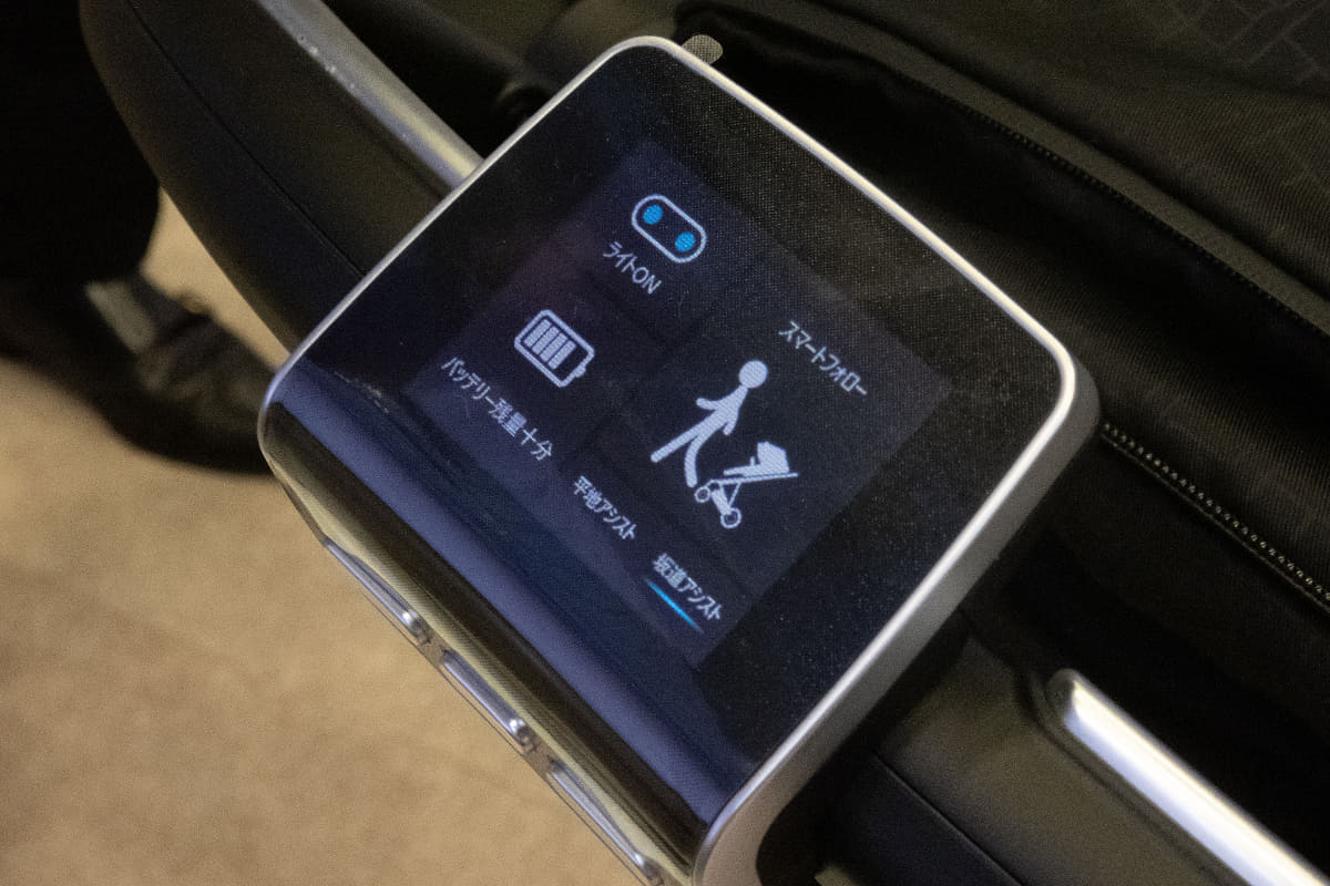 電動ベビーカーが自動で追従してくれる