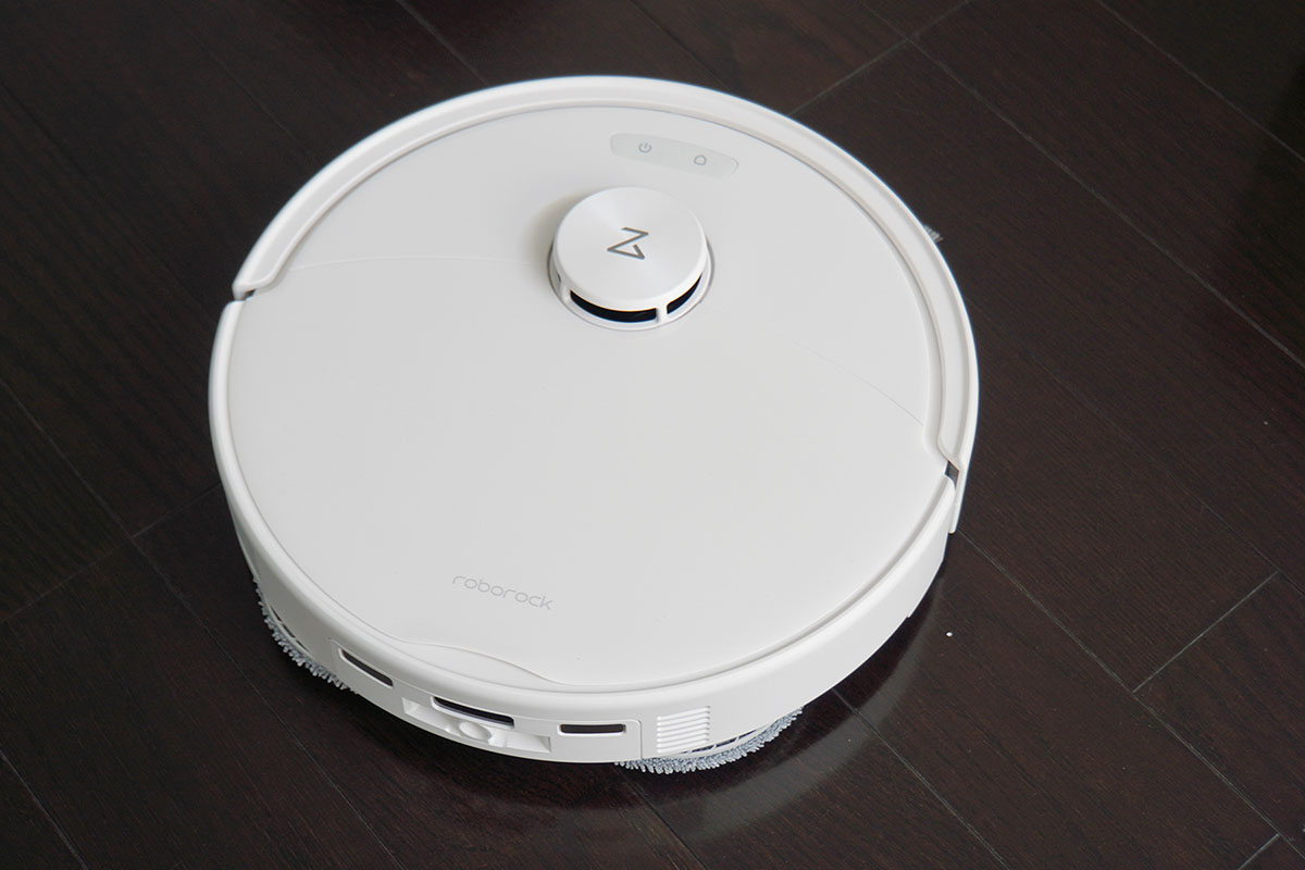 Qrevo 2 Pro本体。白く清潔感のあるシンプルなデザインに、高精度なマッピングのためのLiDARユニットが上に飛び出た形状