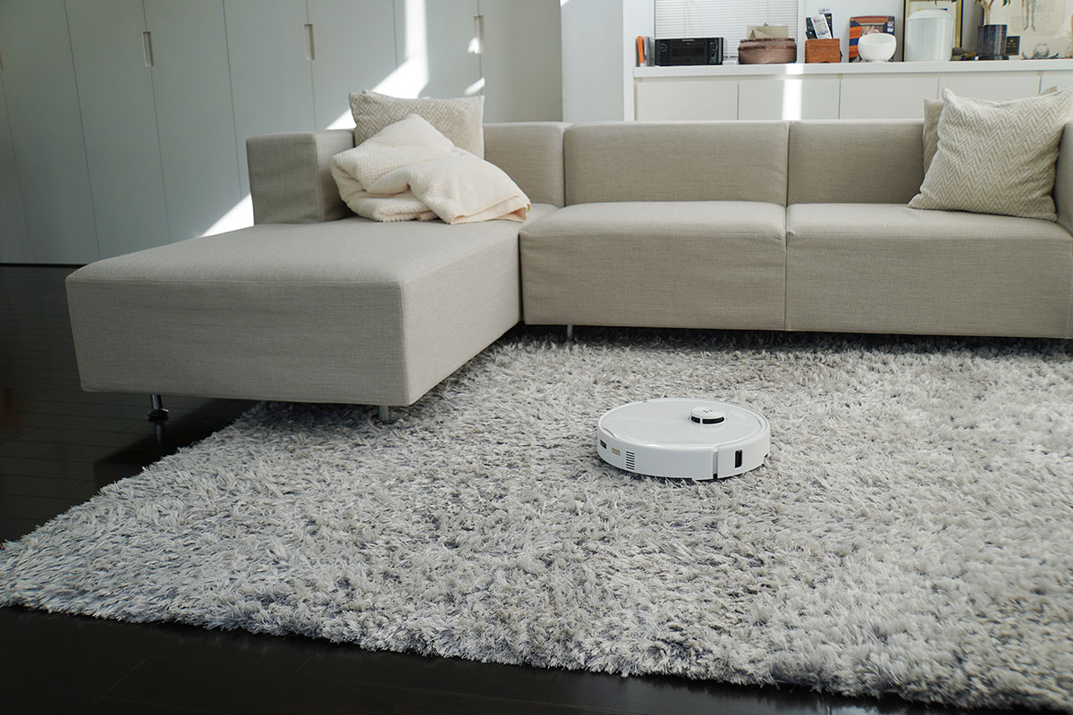 Qrevo 2 Proに任せたリビングの様子。基本はフローリングですが、毛足の長いラグもある、ロボット掃除機にとって少し面倒な部屋です