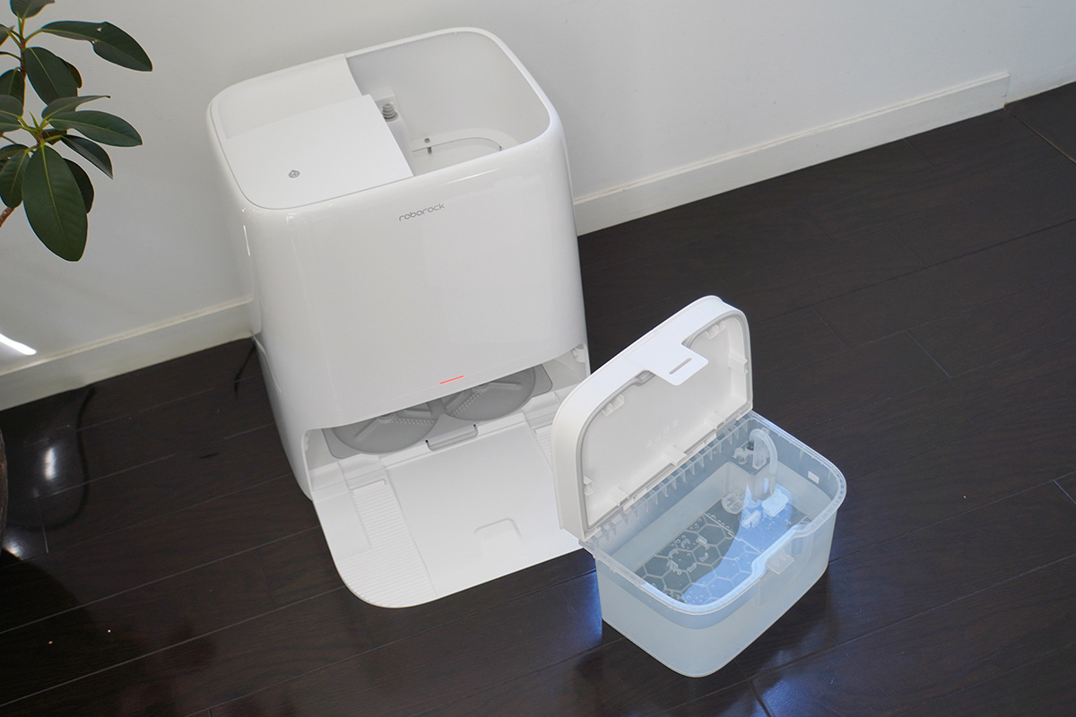 指をかけられて持ち運びやすいフタの形状をした給水・汚水タンク。広い開口部で給水しやすい