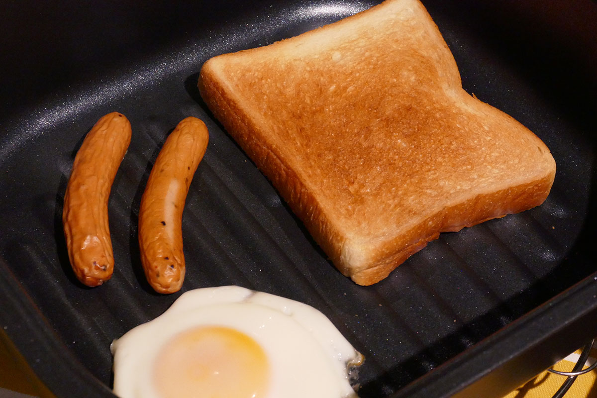 トーストと目玉焼きを一度に焼くことも。こちらの調理にかかる時間は7分
