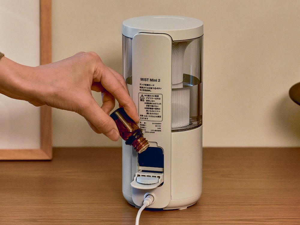 本体背面にはアロマポケットを備える