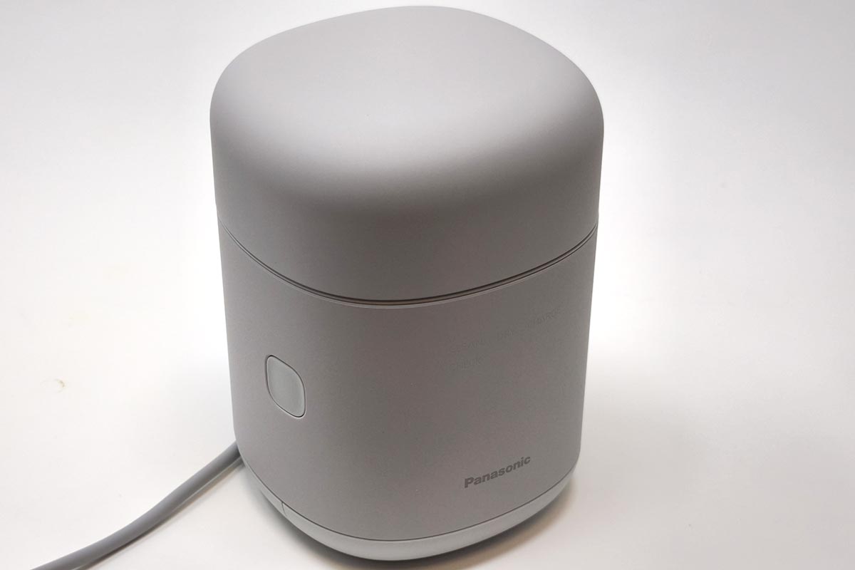 このようにフタが閉まるのが、今までの全自動洗浄充電器にはない大きな特徴です
