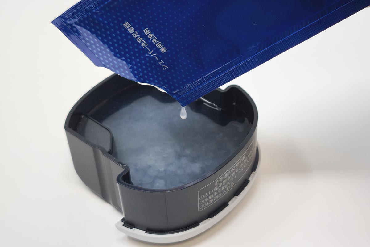 洗浄液カップに水を入れてから洗浄剤を入れて使います