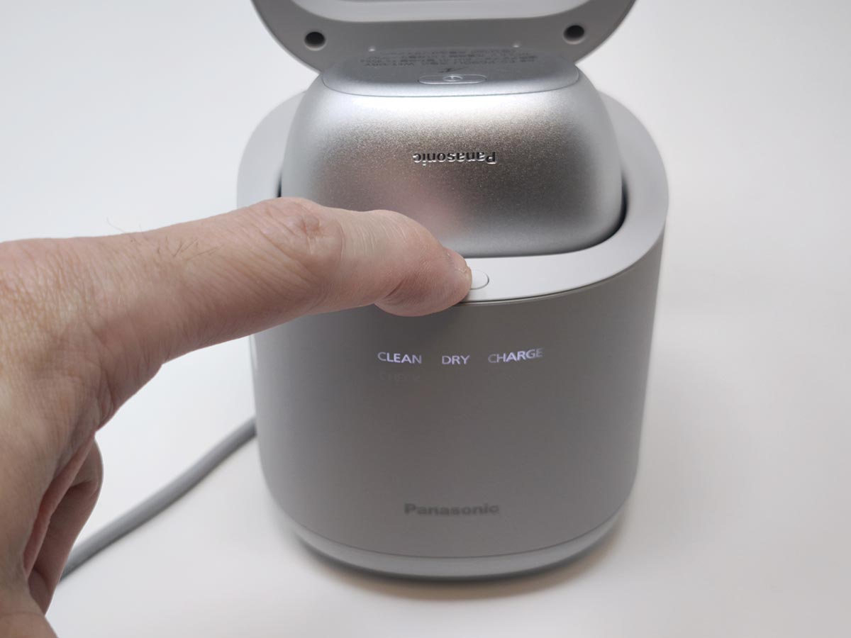 フタを閉める前にボタンを押します