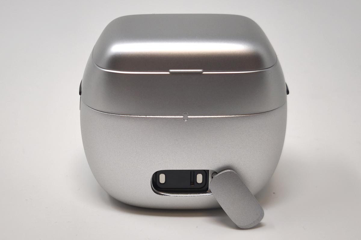 本体背面のフタを開けると専用充電端子が登場します