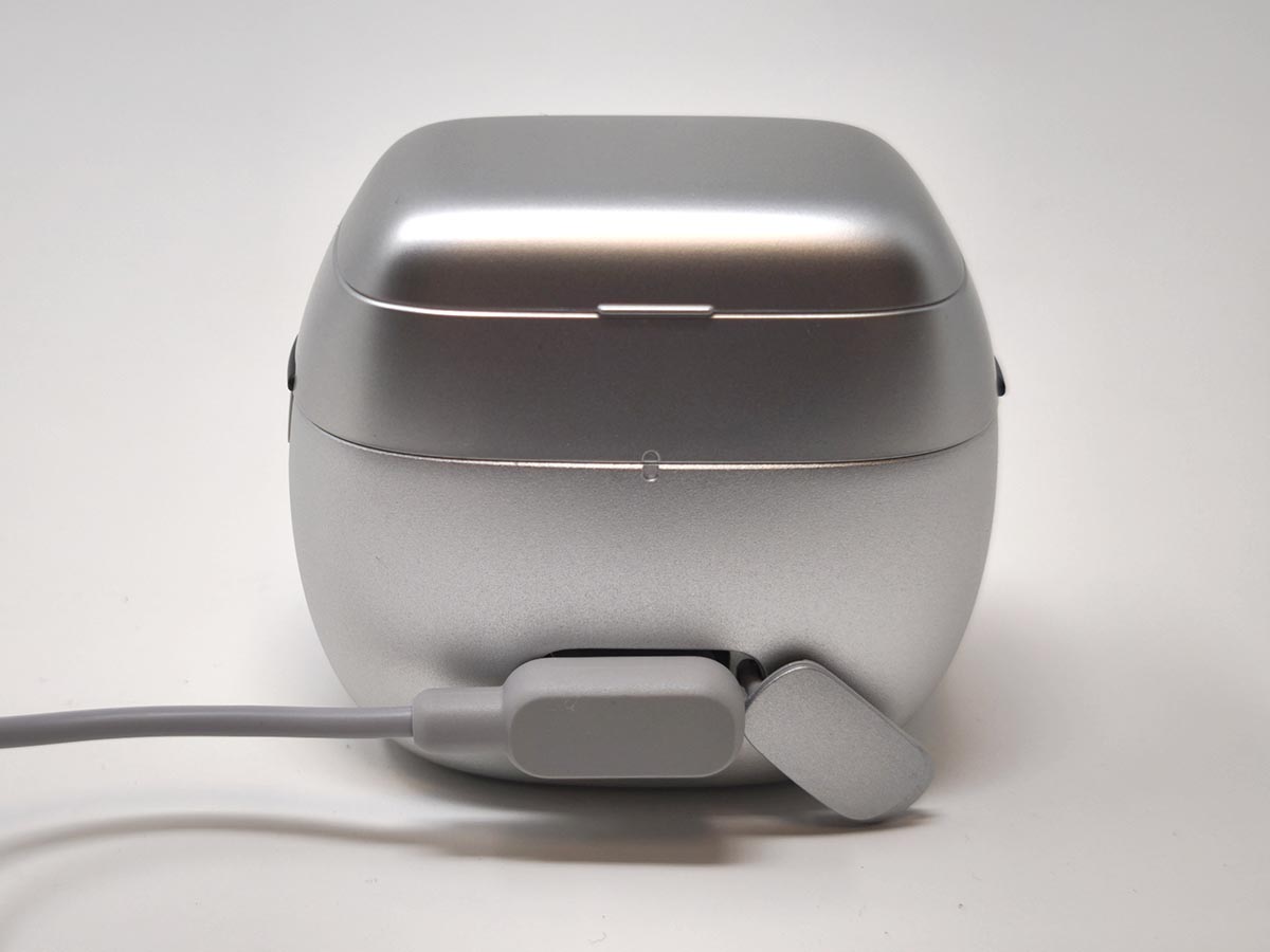 専用充電ケーブルで充電しているところ