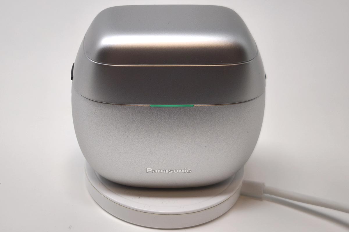 筆者が自宅で使っているMagSafe対応のワイヤレス充電台でも無事充電できました