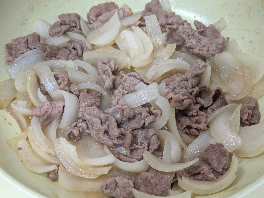 牛肉と玉ねぎを中火で炒め