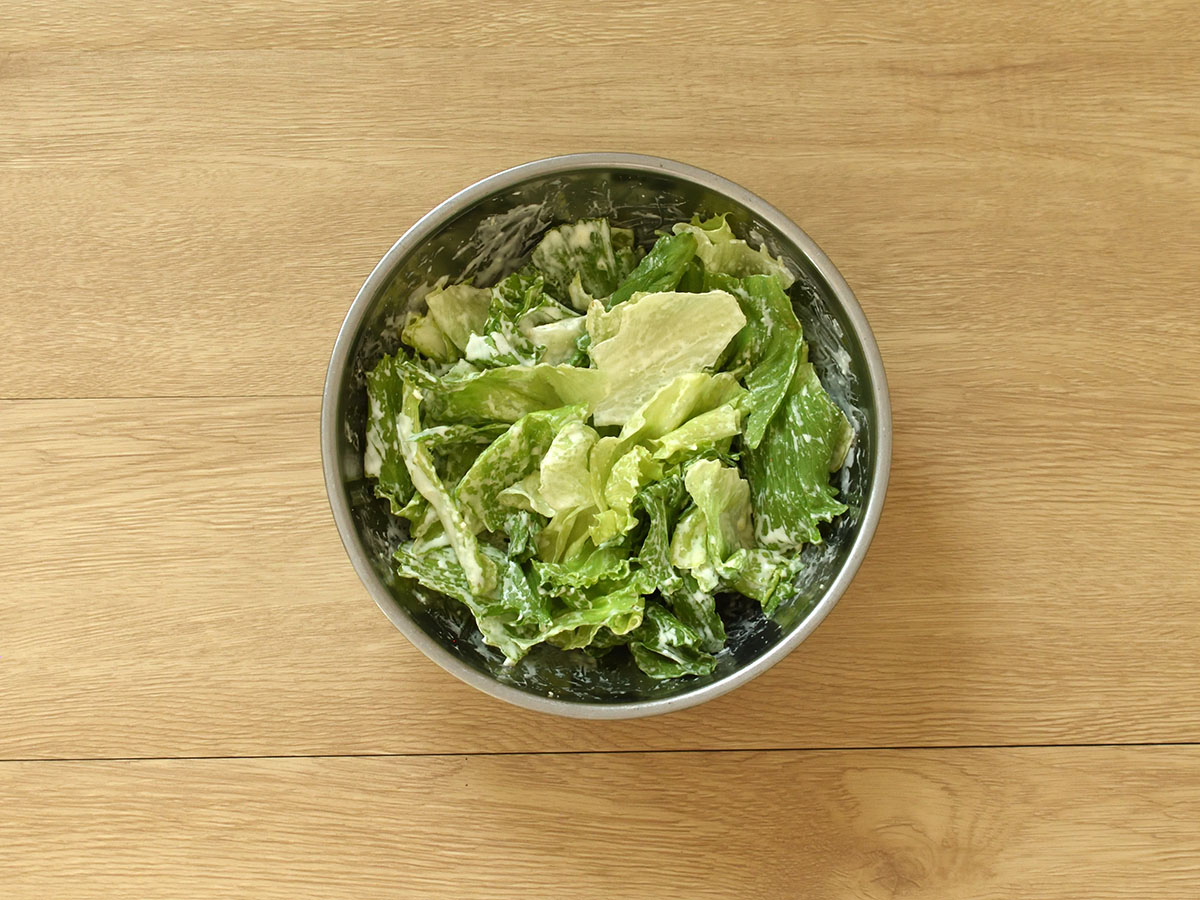 あらかじめレタスにドレッシングを和えることで、味を均一にします
