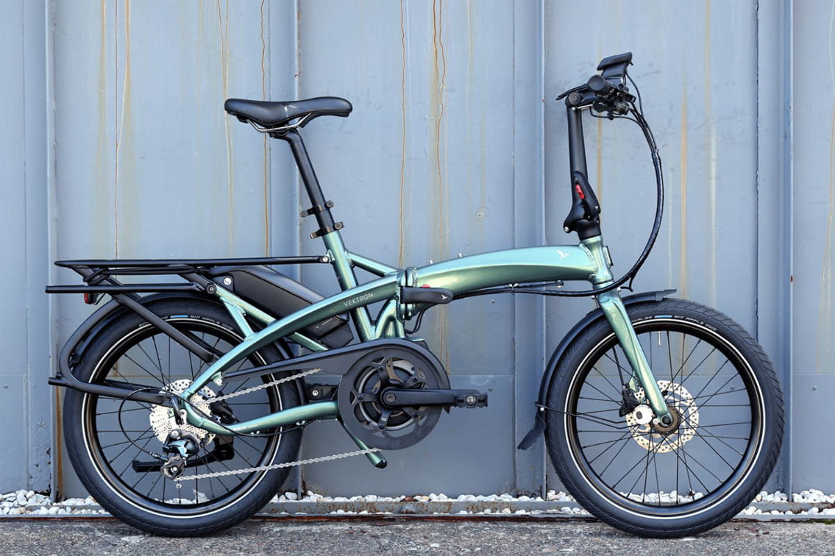深みのあるグリーンに上品な光沢を纏わせた都会的で特別感のあるカラー「Urban Verdant/Grey」