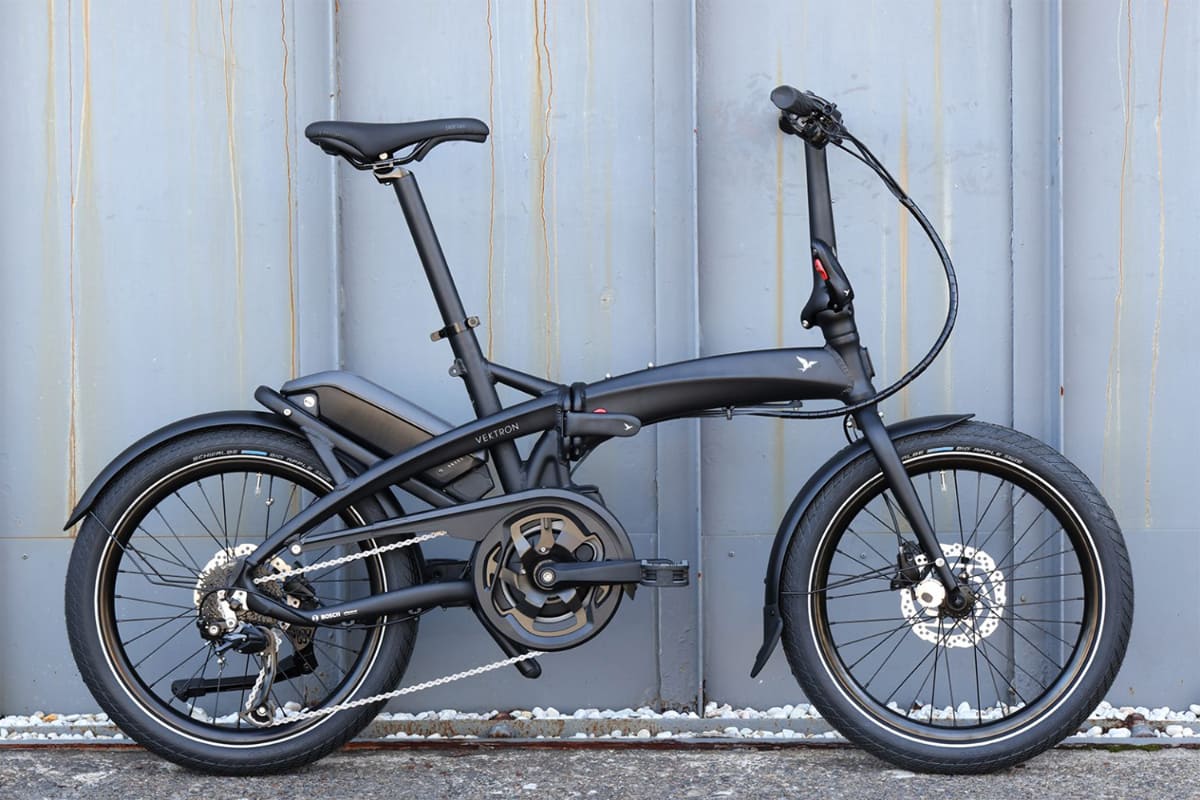 艶を抑えたブラックがフレームの輪郭をシャープに際立たせる精悍なカラー「Satin Black/Satin Grey」