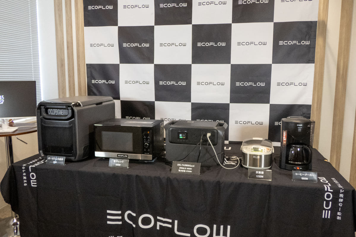 実機での稼働テストの様子。中央が 「DELTA 3000 Gen4」で、左からポータブル冷蔵庫(55W)、電子レンジ(600W)、炊飯器(1,230W)、コーヒーメーカー(680W)を同時接続