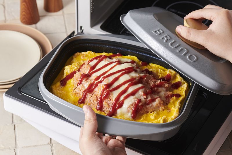 電子レンジで焼き目を付けられる調理器具。スクエアデザインで食材を並べやすい