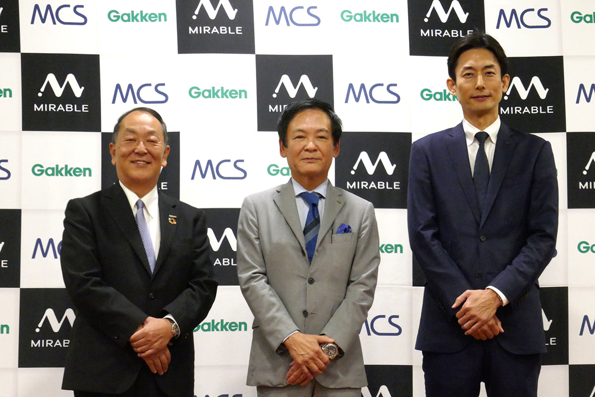 左からサイエンスホールディングスの青山恭明  代表取締役会長、学研ホールディングスの宮原博昭 代表取締役社長、メディカル・ケア・サービスの山本教雄  代表取締役社長