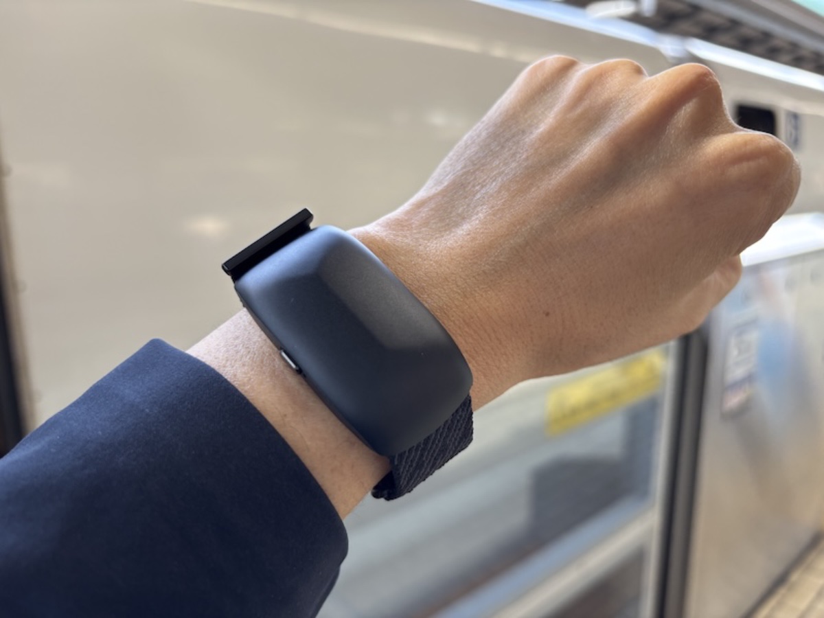 リストバンドを装着したところ。録音開始・停止に使うボタンは腕側、マイクやインジケーターライトは手首側にくる。Apple Watchのバンドに取り付けられるタイプも用意されている