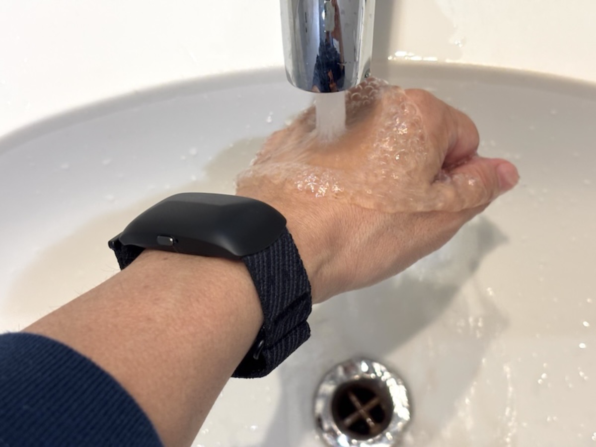 IPX5の防水性能を備え、日常的な水濡れには対応している