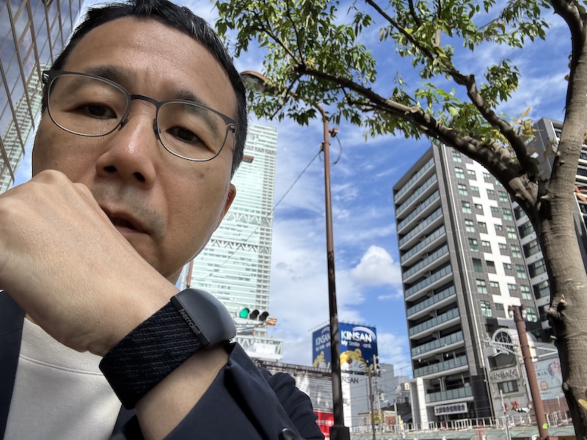 口元に近づければ喧騒の中でも音声を記録できた