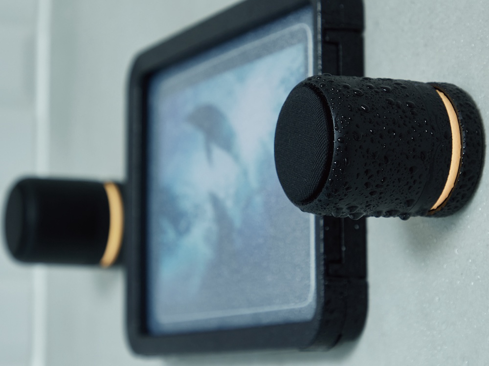 防水ポータブルシアタースピーカー「MAGSPEAKER DUO」と、防水スマートフォン・タブレットケース「MAGCASE」を同梱