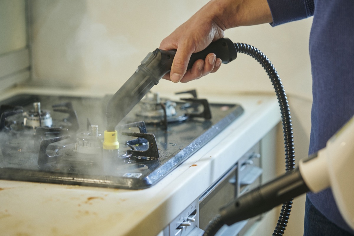約100℃のスチームで油汚れを水だけで落とす