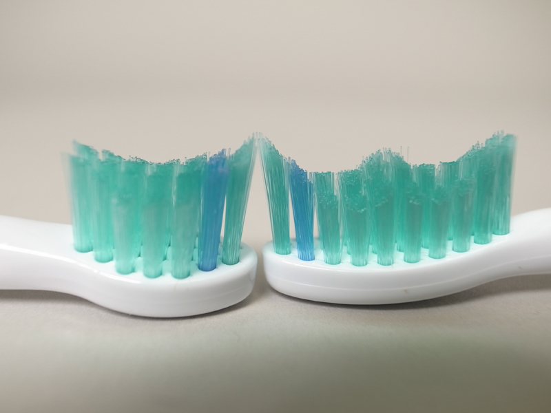 左がミニブラシ、右が普通のサイズのブラシ