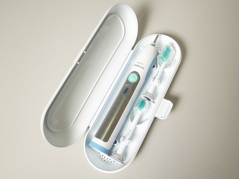 パッケージには携帯用のケースも付属する